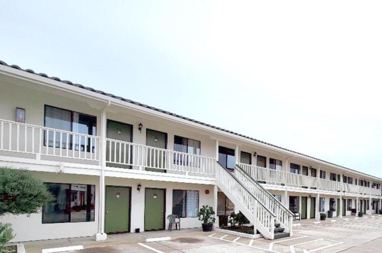 Soledad Motel 8 Exterior foto